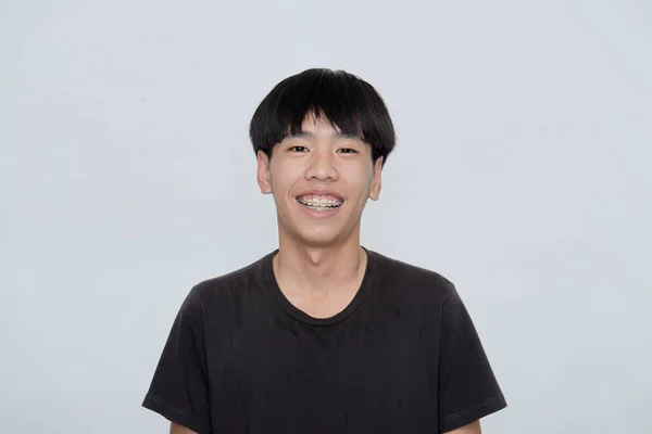 Sorridente Carino Asiatico Uomo Nero Shirt Guardando Camera Studio Girato — Foto Stock