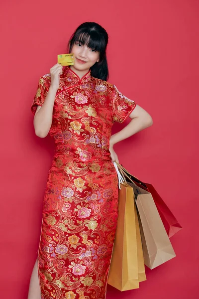 Retrato Bonito Jovem Mulher Asiática Usar Vestido Chinês Com Saco — Fotografia de Stock