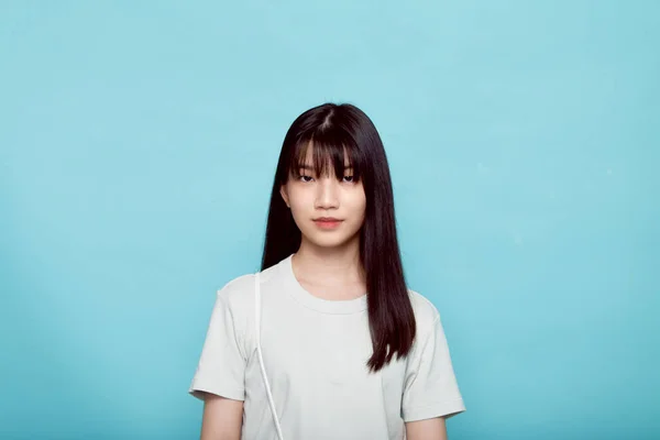 초상화아름다운 소녀젊은 아시아 여자푸른 배경에 — 스톡 사진