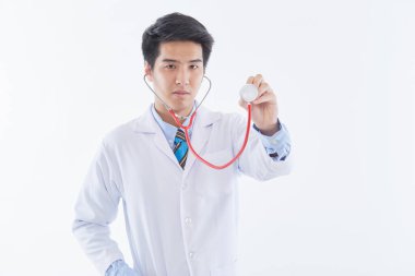 Genç, yakışıklı, neşeli, mutlu bir adamın fotoğrafı. Doktor, beyaz arka planda steteskopla izole edilmiş poz veriyor..