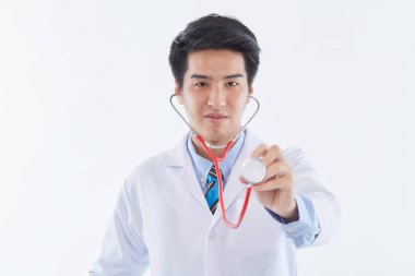 Genç, yakışıklı, neşeli, mutlu bir adamın fotoğrafı. Doktor, beyaz arka planda steteskopla izole edilmiş poz veriyor..