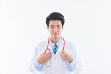 Genç, yakışıklı, neşeli, mutlu bir adamın fotoğrafı. Doktor, beyaz arka planda steteskopla izole edilmiş poz veriyor..