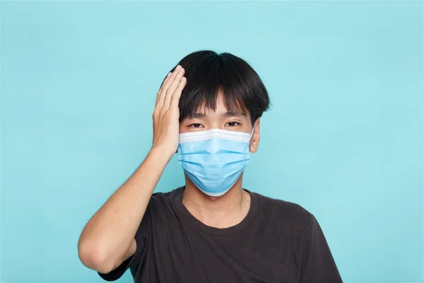 Detailní Záběr Mladého Asijského Muže Obličejovou Maskou Proti Covid Modrém — Stock fotografie