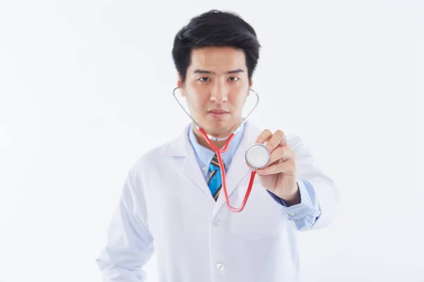 照片上是一位长相俊俏 快乐的男医生 他用听诊器在白色的背景上摆出孤立的姿势 — 图库照片