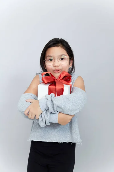 Красивая Маленькая Девочка Подарком Счастливые Эмоции Сером Фоне Подарок Новый — стоковое фото
