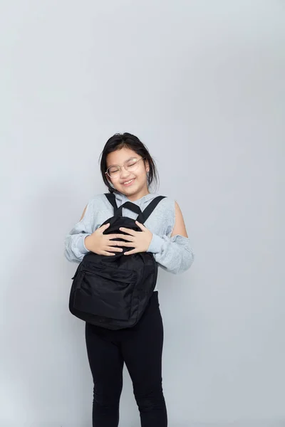 Sırt Çantalı Mutlu Güzel Bir Kızın Portresi Kolları Kapalı Gri — Stok fotoğraf
