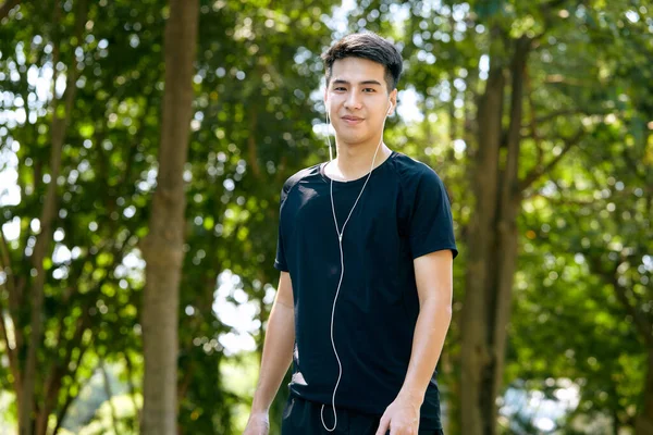 Ein Junger Asiatischer Fröhlich Lächelnder Mann Beim Morgendlichen Joggen Freien — Stockfoto