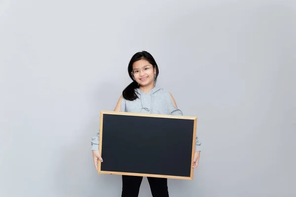 Een Klein Meisje Heeft Een Lege Schoolbordplaats Voor Kennisgeving Lees — Stockfoto