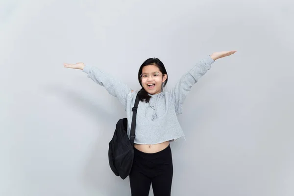 Een Vrolijk Lachend Aziatisch Meisje Draagt Een Schooltas Geïsoleerd Een — Stockfoto