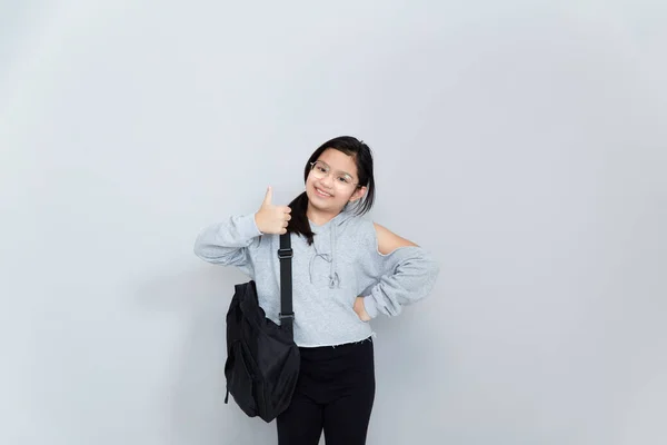 Ένα Χαρούμενο Χαμογελαστό Ασιατικό Κοριτσάκι Φοράει Μια Σχολική Τσάντα Απομονωμένη — Φωτογραφία Αρχείου
