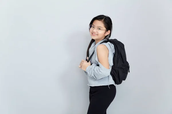 Una Alegre Sonriente Niña Asiática Lleva Una Bolsa Escuela Aislada —  Fotos de Stock