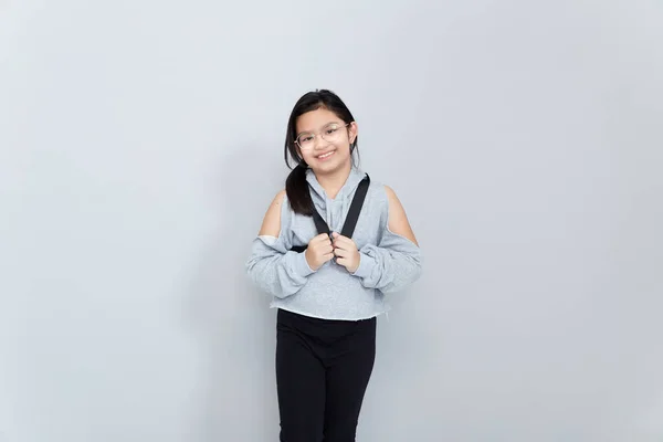 Una Alegre Sonriente Niña Asiática Lleva Una Bolsa Escuela Aislada — Foto de Stock