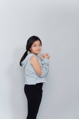 Beyaz arka plandaki güzel Asyalı kız izole edilmiş.