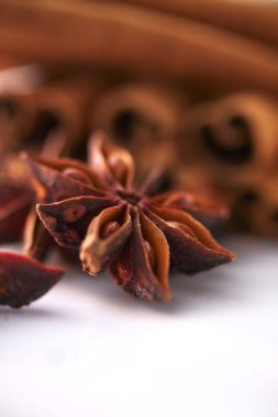 Tarçın çubuğu ve yıldız anason baharatı beyaz arka planda yakın plan