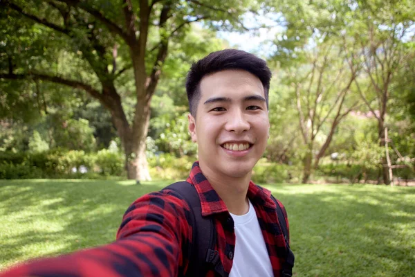 Een Jonge Man Een Selfie Tijdens Een Wandeling Natuur — Stockfoto