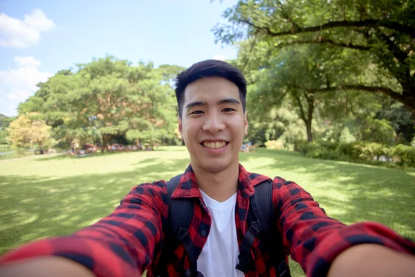 Een Jonge Man Een Selfie Tijdens Een Wandeling Natuur — Stockfoto