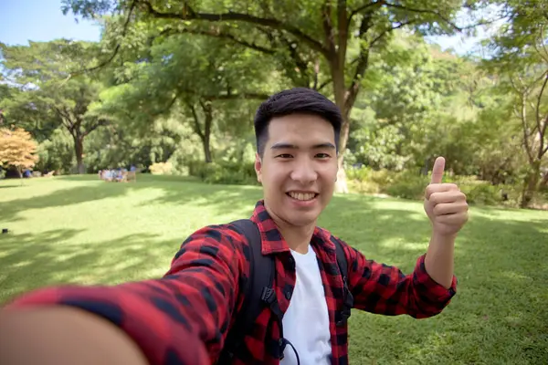 Jeune Homme Selfie Lors Une Promenade Dans Nature — Photo