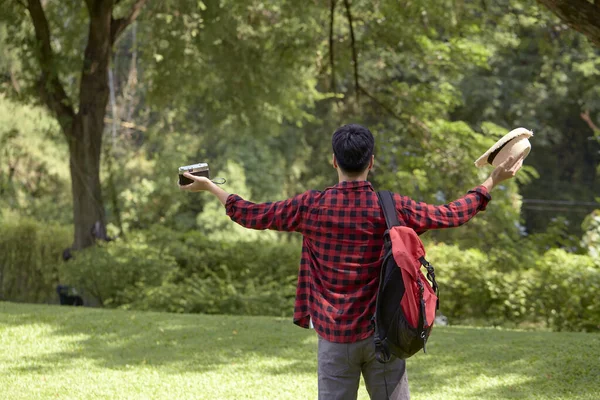 Ein Gutaussehender Junger Mann Mit Einem Rucksack Grünen Wald — Stockfoto