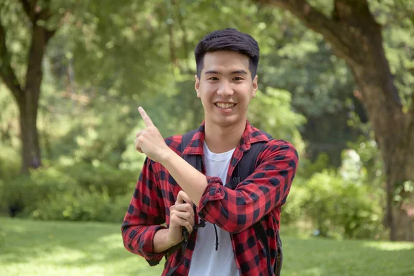 Joven Guapo Turista Feliz Llevando Una Mochila Bosque Verde — Foto de Stock