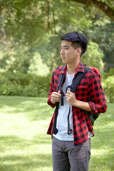 Ein Gutaussehender Junger Mann Mit Einem Rucksack Grünen Wald — Stockfoto