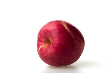 Beyaz arka planda izole edilmiş taze kırmızı elma meyvesi.