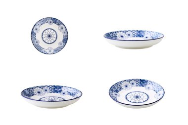 Seramik dekoratif tabaklar beyaz arkaplanda izole edilmiş mavi ve beyaz çömlek tabakları