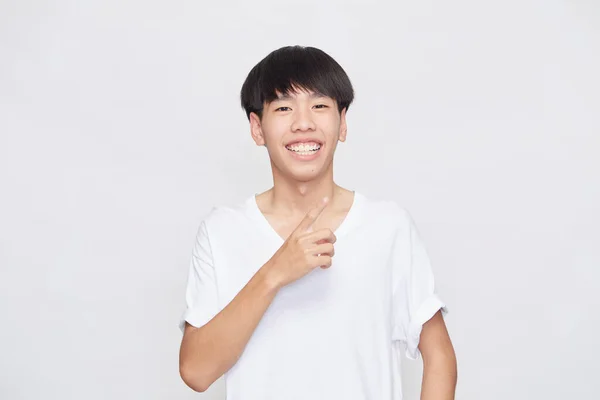 Retrato Feliz Hombre Asiático Sonriente Con Camiseta Blanca Casual Apuntando — Foto de Stock