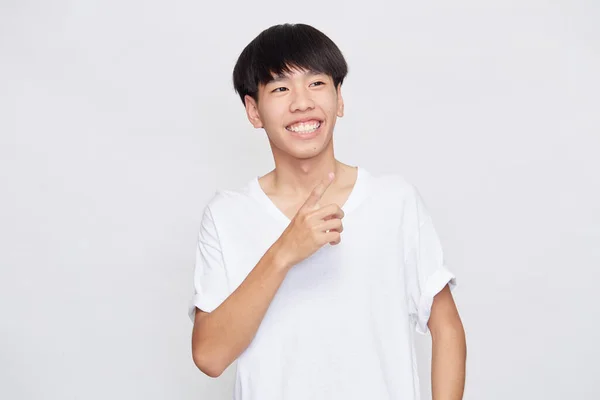 Porträtt Glad Leende Asiatisk Man Bär Casual Vit Shirt Pekar — Stockfoto