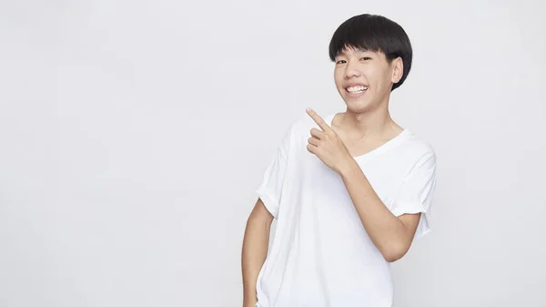 Porträt Eines Glücklich Lächelnden Asiatischen Mannes Einem Lässigen Weißen Shirt — Stockfoto