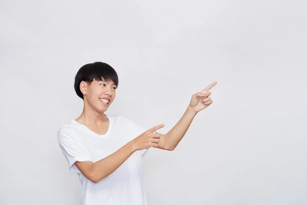 Beyaz Tişörtlü Mutlu Bir Asyalı Adam Portresi Beyaz Arka Plandaki — Stok fotoğraf