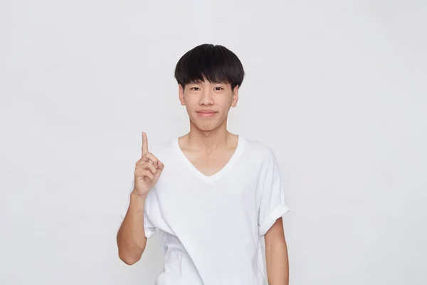 Retrato Feliz Hombre Asiático Sonriente Con Camiseta Blanca Casual Apuntando — Foto de Stock