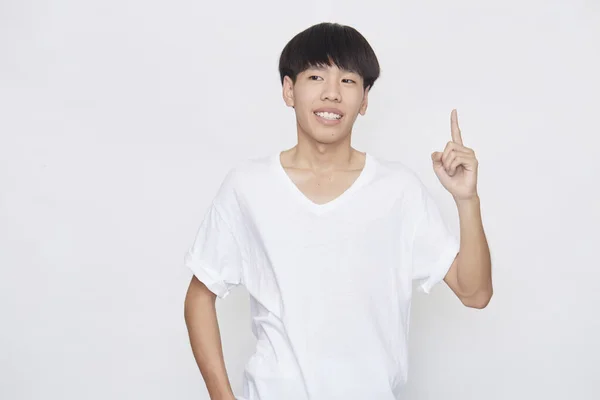 Retrato Feliz Hombre Asiático Sonriente Con Camiseta Blanca Casual Apuntando — Foto de Stock