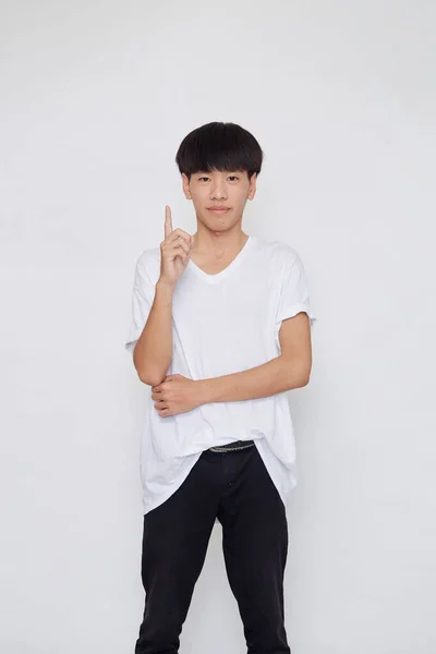 Retrato Sorridente Feliz Asiático Vestindo Casual Branco Shirt Apontando Mão — Fotografia de Stock