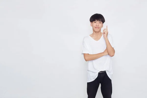 Retrato Sorridente Feliz Asiático Vestindo Casual Branco Shirt Apontando Mão — Fotografia de Stock