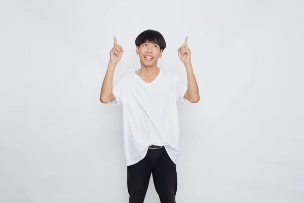 Portrait Homme Asiatique Souriant Heureux Portant Shirt Blanc Décontracté Pointant — Photo