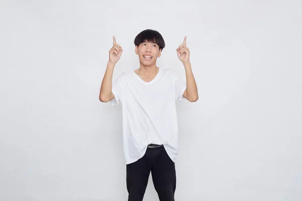 Retrato Feliz Hombre Asiático Sonriente Con Camiseta Blanca Casual Apuntando — Foto de Stock