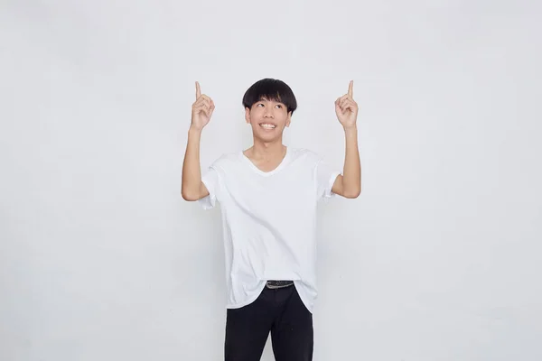 Retrato Feliz Hombre Asiático Sonriente Con Camiseta Blanca Casual Apuntando —  Fotos de Stock