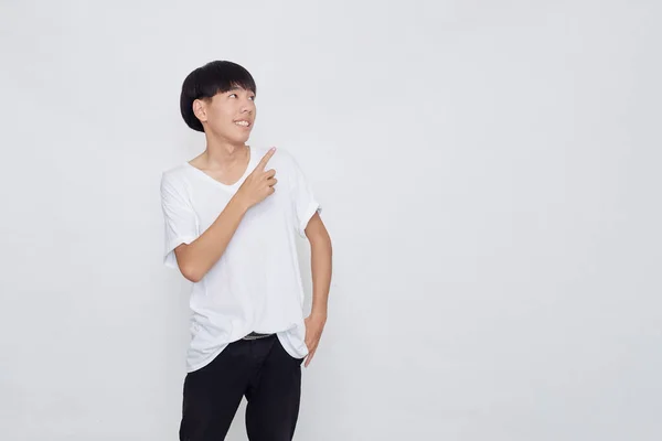 Porträt Eines Glücklich Lächelnden Asiatischen Mannes Einem Lässigen Weißen Shirt — Stockfoto