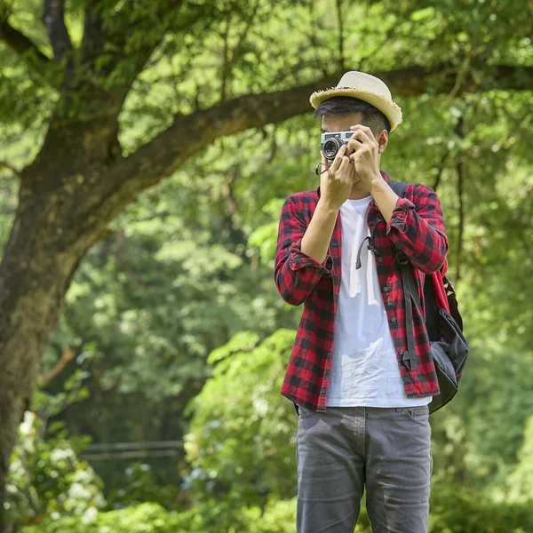 Jeune Routard Asiatique Tenant Une Caméra Debout Dans Parc Naturel — Photo