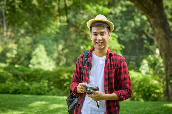 Een Jonge Aziatische Backpacker Met Een Camera Staande Een Natuurpark — Stockfoto