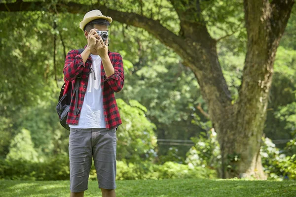 Giovane Zaino Spalla Asiatico Con Una Macchina Fotografica Piedi Parco — Foto Stock