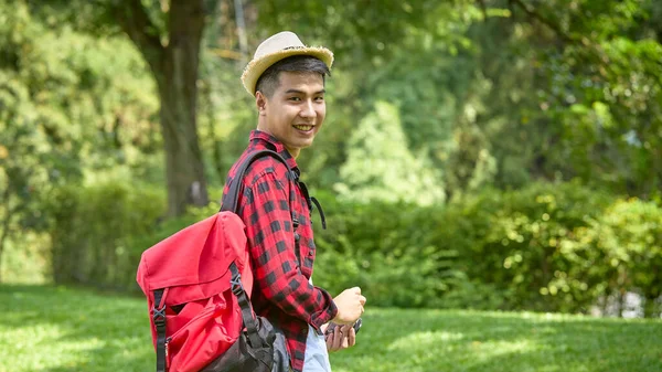 Een Jonge Aziatische Backpacker Met Een Camera Staande Een Natuurpark — Stockfoto