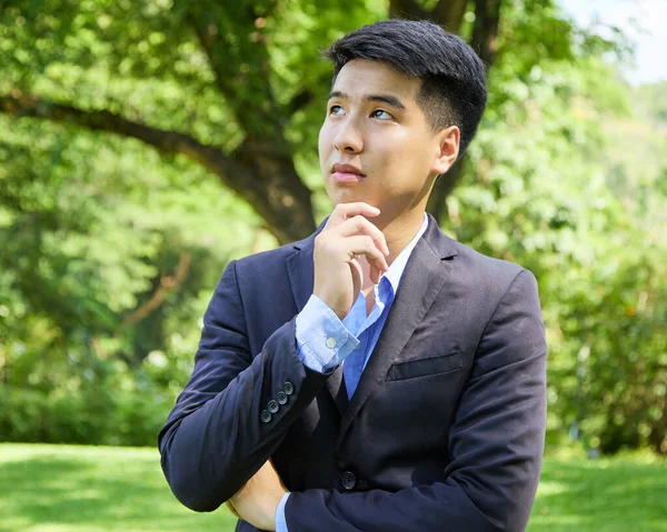 Mladý Asijský Podnikatel Odpočívající Přírodním Parku — Stock fotografie