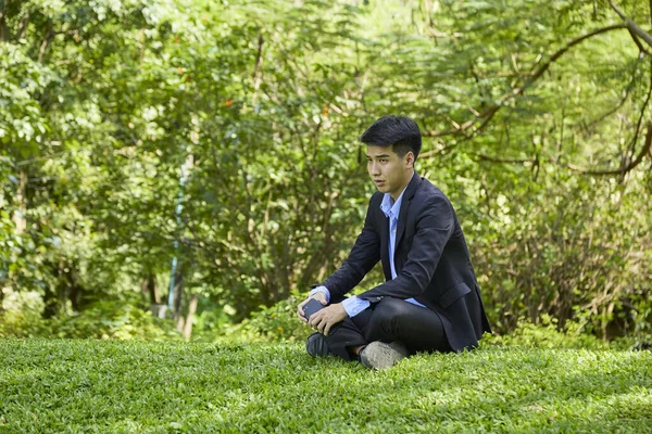 Молодий Азійський Бізнесмен Відпочиває Природному Парку — стокове фото