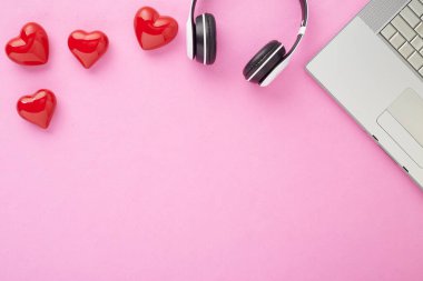 Bayram dekorasyonunda sevgililer günü hediyesi. Kırmızı hediye kutusu. Kırmızı arkaplanda kırmızı bir fiyonk ve kırmızı kalpler.