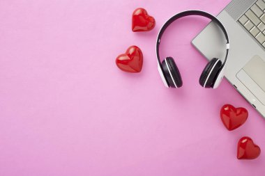 Bayram dekorasyonunda sevgililer günü hediyesi. Kırmızı hediye kutusu. Kırmızı arkaplanda kırmızı bir fiyonk ve kırmızı kalpler.