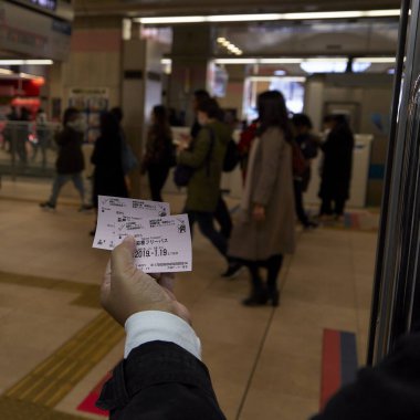 Odakyu demiryolunun iki biletini elinde tutarak trende sınırlı sayıda romantik araba.