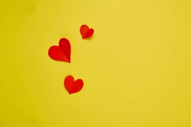 Üst görünüm Kağıt sevgililer günü kırmızı kalpler sarı zemin üzerinde Aşk kopyası alanı için kavram metin için