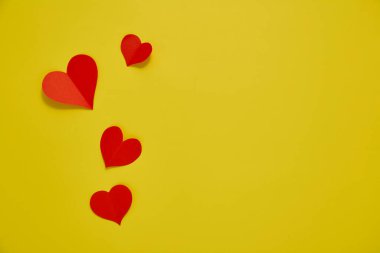 Üst görünüm Kağıt sevgililer günü kırmızı kalpler sarı zemin üzerinde Aşk kopyası alanı için kavram metin için