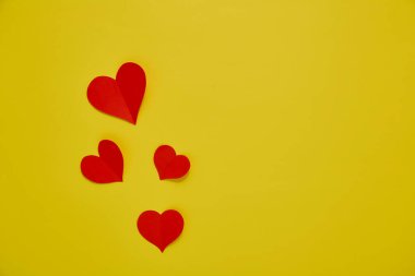 Üst görünüm Kağıt sevgililer günü kırmızı kalpler sarı zemin üzerinde Aşk kopyası alanı için kavram metin için